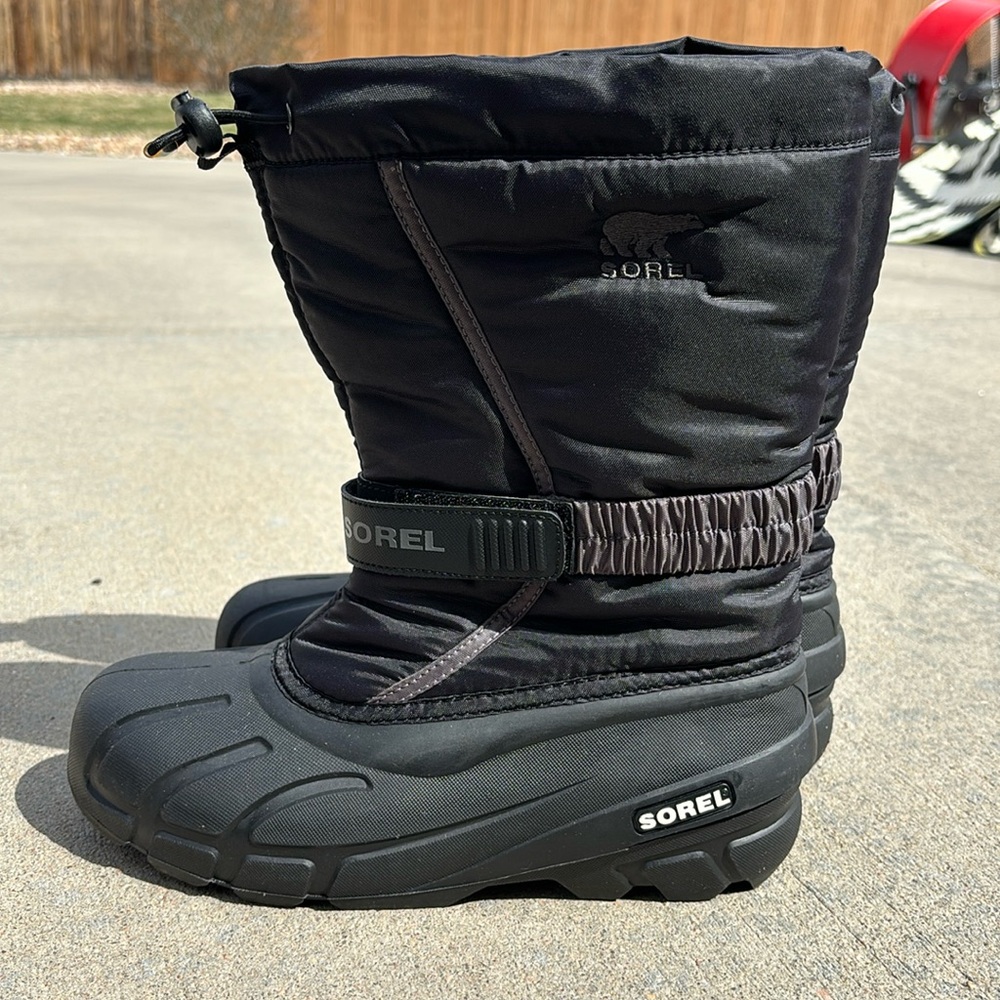 Sorel snow boots. Mens 7. Have felt liner inside. Great condition. Velcro strap